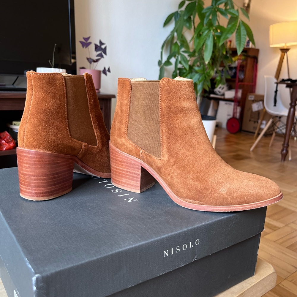 Nisolo Suede heeled Chelsea boots size 7.5 in Nutmeg